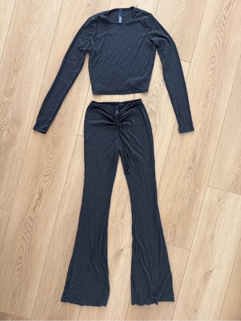 Dark grey  skimsTwo-Piece Long Sleeve Crop Top + Ruched Wide Leg Pants Set
